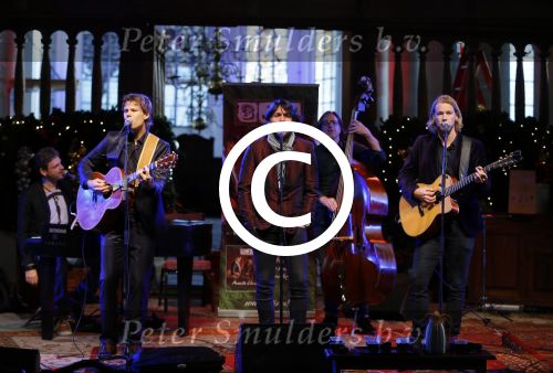 Volendam 13 november 2014
Presentatie nieuwe kerst cd van de 3j\'s met Jan Dulles Jaap kwakman en Jan de Witte. Glennis Grace reikt het eerste exemplaar uit.