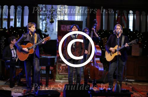 Volendam 13 november 2014
Presentatie nieuwe kerst cd van de 3j\'s met Jan Dulles Jaap kwakman en Jan de Witte. Glennis Grace reikt het eerste exemplaar uit.
