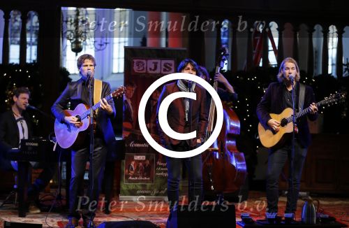 Volendam 13 november 2014
Presentatie nieuwe kerst cd van de 3j\'s met Jan Dulles Jaap kwakman en Jan de Witte. Glennis Grace reikt het eerste exemplaar uit.