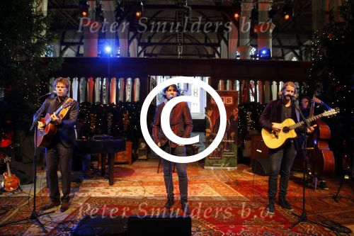 Volendam 13 november 2014
Presentatie nieuwe kerst cd van de 3j\'s met Jan Dulles Jaap kwakman en Jan de Witte. Glennis Grace reikt het eerste exemplaar uit.