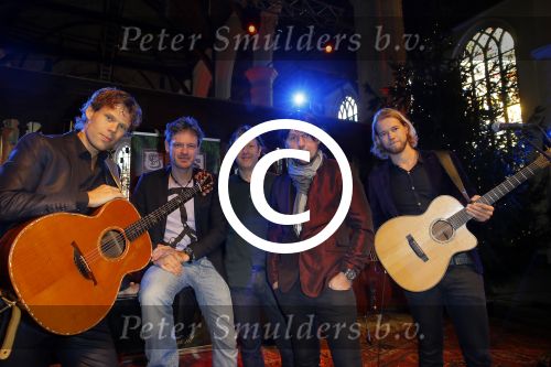 Volendam 13 november 2014
Presentatie nieuwe kerst cd van de 3j\'s met Jan Dulles Jaap kwakman en Jan de Witte. Glennis Grace reikt het eerste exemplaar uit.