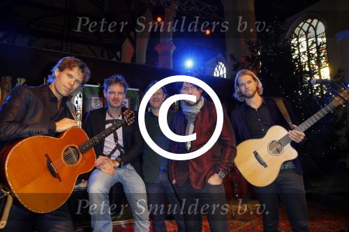 Volendam 13 november 2014
Presentatie nieuwe kerst cd van de 3j\'s met Jan Dulles Jaap kwakman en Jan de Witte. Glennis Grace reikt het eerste exemplaar uit.