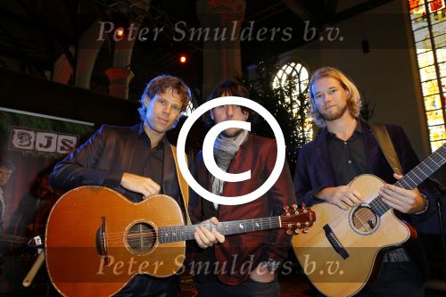Volendam 13 november 2014
Presentatie nieuwe kerst cd van de 3j\'s met Jan Dulles Jaap kwakman en Jan de Witte. Glennis Grace reikt het eerste exemplaar uit.