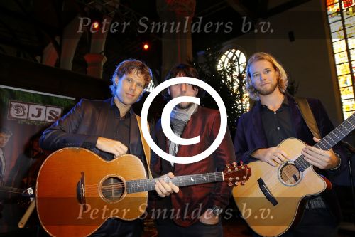 Volendam 13 november 2014
Presentatie nieuwe kerst cd van de 3j\'s met Jan Dulles Jaap kwakman en Jan de Witte. Glennis Grace reikt het eerste exemplaar uit.