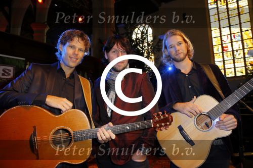 Volendam 13 november 2014
Presentatie nieuwe kerst cd van de 3j\'s met Jan Dulles Jaap kwakman en Jan de Witte. Glennis Grace reikt het eerste exemplaar uit.