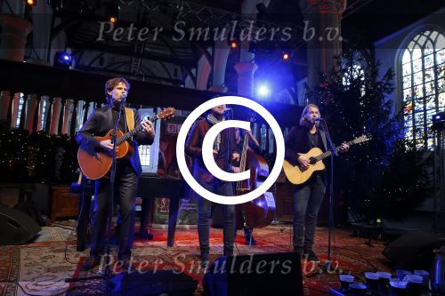 Volendam 13 november 2014
Presentatie nieuwe kerst cd van de 3j\'s met Jan Dulles Jaap kwakman en Jan de Witte. Glennis Grace reikt het eerste exemplaar uit.