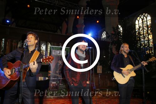 Volendam 13 november 2014
Presentatie nieuwe kerst cd van de 3j\'s met Jan Dulles Jaap kwakman en Jan de Witte. Glennis Grace reikt het eerste exemplaar uit.