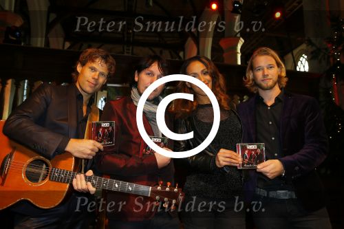 Volendam 13 november 2014
Presentatie nieuwe kerst cd van de 3j\'s met Jan Dulles Jaap kwakman en Jan de Witte. Glennis Grace reikt het eerste exemplaar uit.