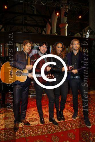Volendam 13 november 2014
Presentatie nieuwe kerst cd van de 3j\'s met Jan Dulles Jaap kwakman en Jan de Witte. Glennis Grace reikt het eerste exemplaar uit.