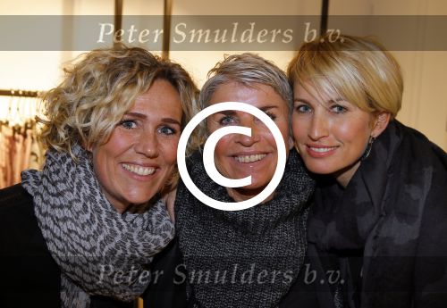 Amsterdam 20 november 2014
Opening winkel 10 days in de cornelis schuytstraat. Anouk Smulders opent de winkel en de oprichters van 10 days Barbara Hilbrink en Myon Veenendaal zij natuurlijk aanwezig. Ook Suus Zeelenberg neemt het woord