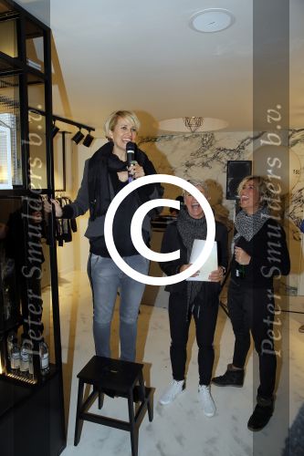Amsterdam 20 november 2014
Opening winkel 10 days in de cornelis schuytstraat. Anouk Smulders opent de winkel en de oprichters van 10 days Barbara Hilbrink en Myon Veenendaal zij natuurlijk aanwezig. Ook Suus Zeelenberg neemt het woord