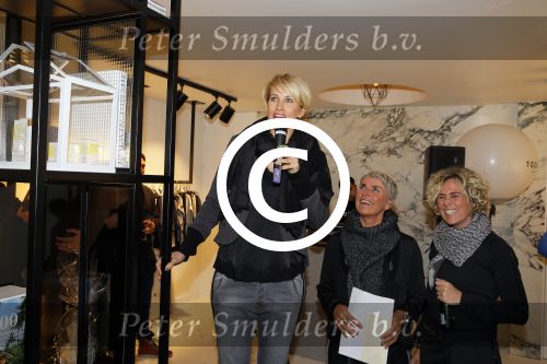 Amsterdam 20 november 2014
Opening winkel 10 days in de cornelis schuytstraat. Anouk Smulders opent de winkel en de oprichters van 10 days Barbara Hilbrink en Myon Veenendaal zij natuurlijk aanwezig. Ook Suus Zeelenberg neemt het woord