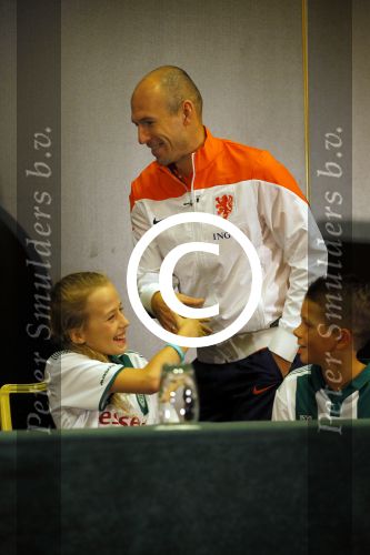 Noordwijk 14 november 2014
Arjen Robben neemt het eerste stripboek over zijn voetbal carriere in ontvangst in hotel Huis ter Duin en aansluitend geeft hij een voetbal clinic op het strand.