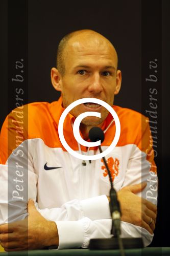 Noordwijk 14 november 2014
Arjen Robben neemt het eerste stripboek over zijn voetbal carriere in ontvangst in hotel Huis ter Duin en aansluitend geeft hij een voetbal clinic op het strand.