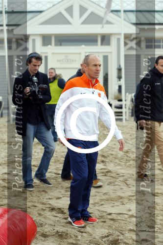 Noordwijk 14 november 2014
Arjen Robben neemt het eerste stripboek over zijn voetbal carriere in ontvangst in hotel Huis ter Duin en aansluitend geeft hij een voetbal clinic op het strand.