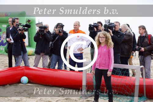 Noordwijk 14 november 2014
Arjen Robben neemt het eerste stripboek over zijn voetbal carriere in ontvangst in hotel Huis ter Duin en aansluitend geeft hij een voetbal clinic op het strand.