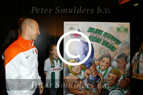 Noordwijk 14 november 2014
Arjen Robben neemt het eerste stripboek over zijn voetbal carriere in ontvangst in hotel Huis ter Duin en aansluitend geeft hij een voetbal clinic op het strand.