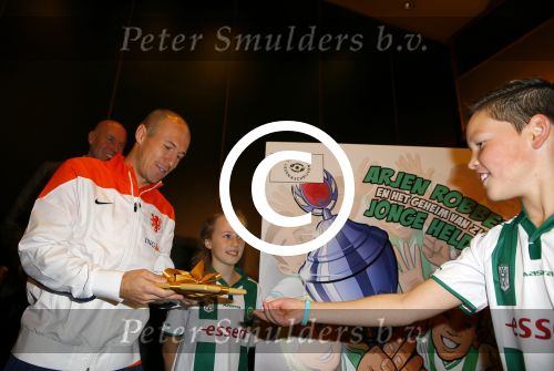 Noordwijk 14 november 2014
Arjen Robben neemt het eerste stripboek over zijn voetbal carriere in ontvangst in hotel Huis ter Duin en aansluitend geeft hij een voetbal clinic op het strand.