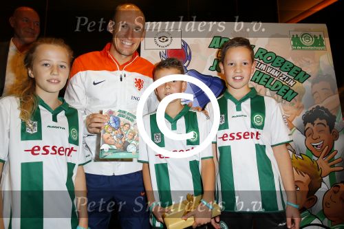 Noordwijk 14 november 2014
Arjen Robben neemt het eerste stripboek over zijn voetbal carriere in ontvangst in hotel Huis ter Duin en aansluitend geeft hij een voetbal clinic op het strand.