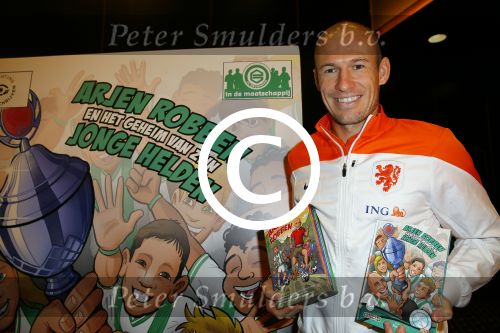 Noordwijk 14 november 2014
Arjen Robben neemt het eerste stripboek over zijn voetbal carriere in ontvangst in hotel Huis ter Duin en aansluitend geeft hij een voetbal clinic op het strand.