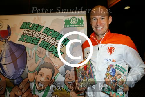 Noordwijk 14 november 2014
Arjen Robben neemt het eerste stripboek over zijn voetbal carriere in ontvangst in hotel Huis ter Duin en aansluitend geeft hij een voetbal clinic op het strand.