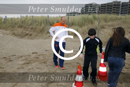 Noordwijk 14 november 2014
Arjen Robben neemt het eerste stripboek over zijn voetbal carriere in ontvangst in hotel Huis ter Duin en aansluitend geeft hij een voetbal clinic op het strand.