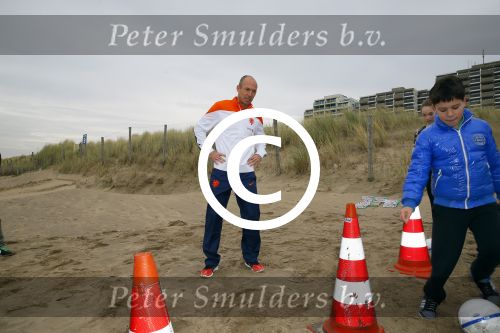 Noordwijk 14 november 2014
Arjen Robben neemt het eerste stripboek over zijn voetbal carriere in ontvangst in hotel Huis ter Duin en aansluitend geeft hij een voetbal clinic op het strand.