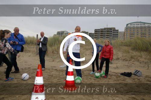 Noordwijk 14 november 2014
Arjen Robben neemt het eerste stripboek over zijn voetbal carriere in ontvangst in hotel Huis ter Duin en aansluitend geeft hij een voetbal clinic op het strand.