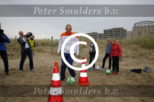 Noordwijk 14 november 2014
Arjen Robben neemt het eerste stripboek over zijn voetbal carriere in ontvangst in hotel Huis ter Duin en aansluitend geeft hij een voetbal clinic op het strand.
