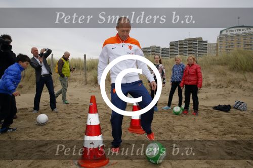 Noordwijk 14 november 2014
Arjen Robben neemt het eerste stripboek over zijn voetbal carriere in ontvangst in hotel Huis ter Duin en aansluitend geeft hij een voetbal clinic op het strand.