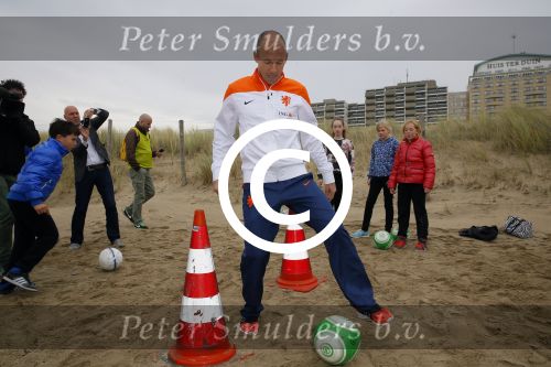 Noordwijk 14 november 2014
Arjen Robben neemt het eerste stripboek over zijn voetbal carriere in ontvangst in hotel Huis ter Duin en aansluitend geeft hij een voetbal clinic op het strand.