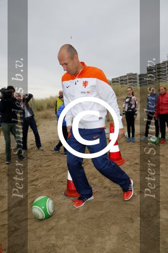 Noordwijk 14 november 2014
Arjen Robben neemt het eerste stripboek over zijn voetbal carriere in ontvangst in hotel Huis ter Duin en aansluitend geeft hij een voetbal clinic op het strand.