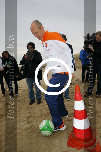 Noordwijk 14 november 2014
Arjen Robben neemt het eerste stripboek over zijn voetbal carriere in ontvangst in hotel Huis ter Duin en aansluitend geeft hij een voetbal clinic op het strand.