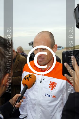 Noordwijk 14 november 2014
Arjen Robben neemt het eerste stripboek over zijn voetbal carriere in ontvangst in hotel Huis ter Duin en aansluitend geeft hij een voetbal clinic op het strand.