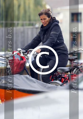 Amsterdam 7 november 2014
Astrid Joosten doet op de fiets boodschappen in Amsterdam zuid