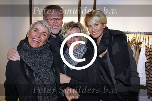 Amsterdam 20 november 2014
Opening winkel 10 days in de cornelis schuytstraat. Anouk Smulders opent de winkel en de oprichters van 10 days Barbara Hilbrink en Myon Veenendaal zij natuurlijk aanwezig. Ook Suus Zeelenberg neemt het woord
