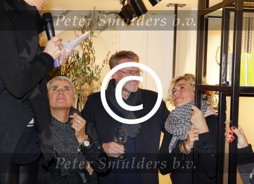 Amsterdam 20 november 2014
Opening winkel 10 days in de cornelis schuytstraat. Anouk Smulders opent de winkel en de oprichters van 10 days Barbara Hilbrink en Myon Veenendaal zij natuurlijk aanwezig. Ook Suus Zeelenberg neemt het woord
