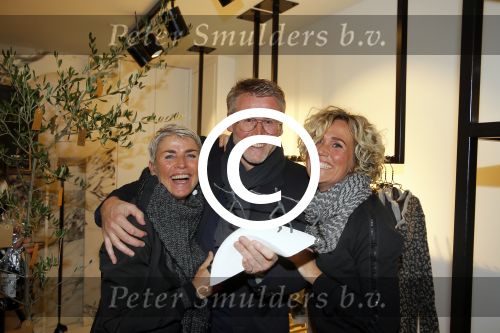 Amsterdam 20 november 2014
Opening winkel 10 days in de cornelis schuytstraat. Anouk Smulders opent de winkel en de oprichters van 10 days Barbara Hilbrink en Myon Veenendaal zij natuurlijk aanwezig. Ook Suus Zeelenberg neemt het woord