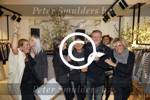Amsterdam 20 november 2014
Opening winkel 10 days in de cornelis schuytstraat. Anouk Smulders opent de winkel en de oprichters van 10 days Barbara Hilbrink en Myon Veenendaal zij natuurlijk aanwezig. Ook Suus Zeelenberg neemt het woord