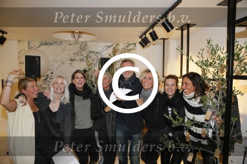 Amsterdam 20 november 2014
Opening winkel 10 days in de cornelis schuytstraat. Anouk Smulders opent de winkel en de oprichters van 10 days Barbara Hilbrink en Myon Veenendaal zij natuurlijk aanwezig. Ook Suus Zeelenberg neemt het woord