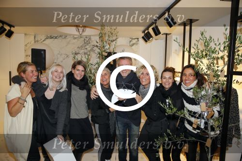 Amsterdam 20 november 2014
Opening winkel 10 days in de cornelis schuytstraat. Anouk Smulders opent de winkel en de oprichters van 10 days Barbara Hilbrink en Myon Veenendaal zij natuurlijk aanwezig. Ook Suus Zeelenberg neemt het woord