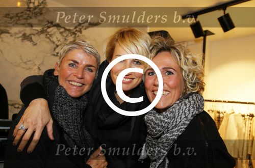 Amsterdam 20 november 2014
Opening winkel 10 days in de cornelis schuytstraat. Anouk Smulders opent de winkel en de oprichters van 10 days Barbara Hilbrink en Myon Veenendaal zij natuurlijk aanwezig. Ook Suus Zeelenberg neemt het woord