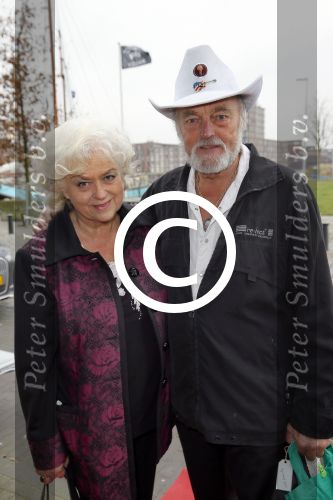 Amsterdam 7 december 2014
George Baker ( Hans Bouwens) vietr met familie en collega\'s zijn 70e verjaardag.
Ben Steneker met vrouw