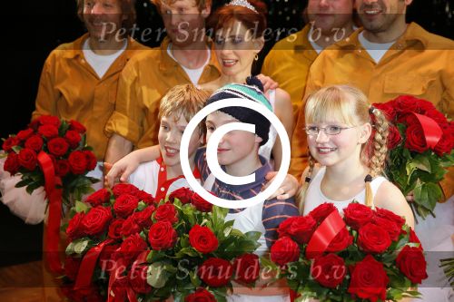 Scheveningen 30 november 2014
Premiere Billy Elliot in het circustheater met in de hoofdrollen Pia Douwes Carry Tefsen Bas Heerkens Reinier Demeijer en Bas Grevelink. Billy werd gespeeld door Carlos Puts.