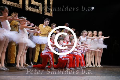 Scheveningen 30 november 2014
Premiere Billy Elliot in het circustheater met in de hoofdrollen Pia Douwes Carry Tefsen Bas Heerkens Reinier Demeijer en Bas Grevelink. Billy werd gespeeld door Carlos Puts.