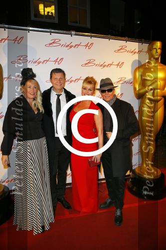 Amsterdam 15 november 2014
Bridget Maasland viert met haar familie en vrienden haar 40e verjaardag en het thema is The Oscars. Bridget met ouders en broer