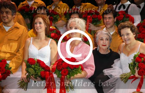 Scheveningen 30 november 2014
Premiere Billy Elliot in het circustheater met in de hoofdrollen Pia Douwes Carry Tefsen Bas Heerkens Reinier Demeijer en Bas Grevelink. Billy werd gespeeld door Carlos Puts.