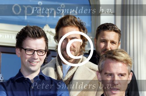 AMSTERDAM 17 november 2014 
 (VLNR) Martine Sandifort, Carolina Dijkhuizen, Viktor Brand, Rik van de Westelaken, Marlijn Weerdenburg, Evelien Bosch, Ajouad El Miloudi, Pieter Derks, Chris Zegers en presentator Art Rooijakkers tijdens de perspresentatie van de kandidaten van het 15de seizoen van Wie is de Mol