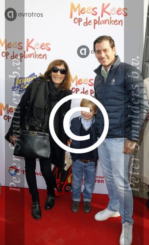 Amsterdam 22 november 2014
Premiere Mees Kees in carre met in de hoofdrollen Willem Voogd Sanne Wallis de Vries  Felix Osinga, en Brent Thomassen. moeder en mn Danie Bles met zoon