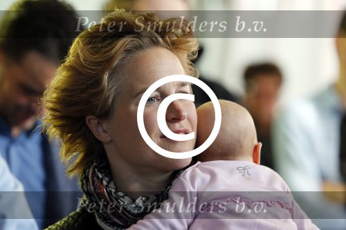Ridderkerk 10 november 2014
Presentatie Helden met oa Klaasjan Huntelaar met vrouw en kinderen bij v d Valk. Daphne Koster met baby